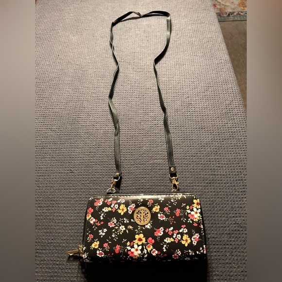 🎉Black Floral Padded Crossbody Wallet - Like New - Picture 9 of 10